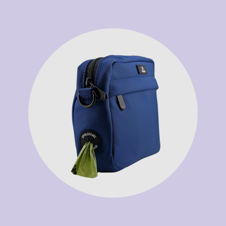 Taschen-Set für entspannte Spaziergänge stilvoll & funktional: elegante Gassi-Tasche in Blau mit praktischem Beutel.