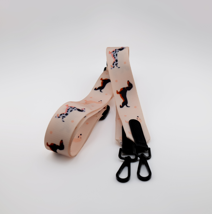 Frecher gemusterter Hundeträger gemustert Schweiz in Pfoten-Design für Gassi-Taschen.